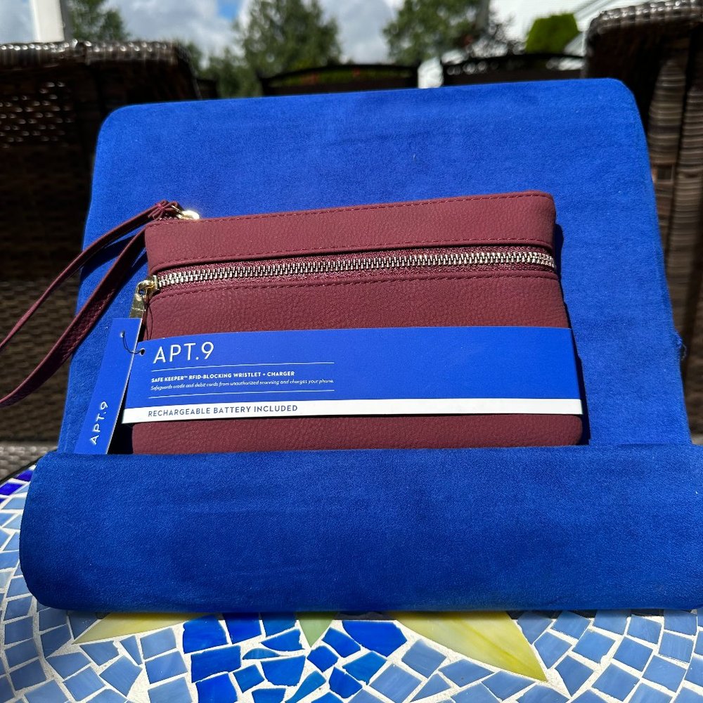 Women Accessory 🌺 NWT Apt. 9 RFID Blocking Phone Charging Wristlet Wine